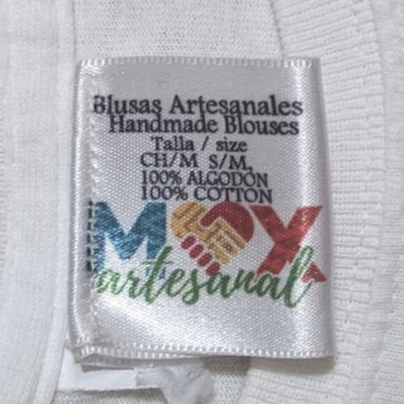 Floral women's artesanal Hand embroidered t-shirt - Picture 4 of 5